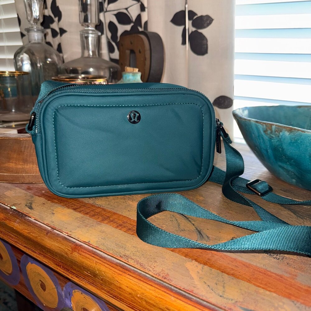 Lululemon Everywhere Green Jasper 2L Gunmetal Hardware Belt Bag Crossbody Bag